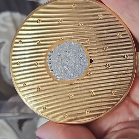 Vintage Elizabeth Arden 1960 Goldtone powder compact, 2.75 " made in Switzerland - Picture 6 of 9